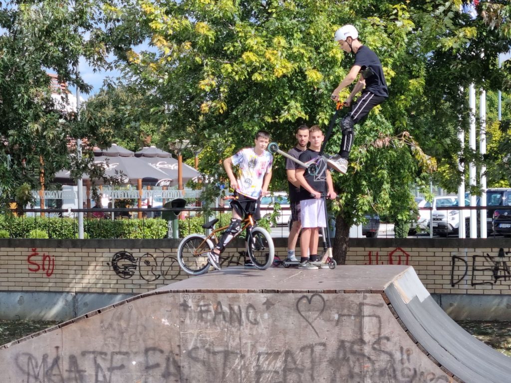 Skejt park u parku Barutana u Pančevu, betonske rampe sa grafitima