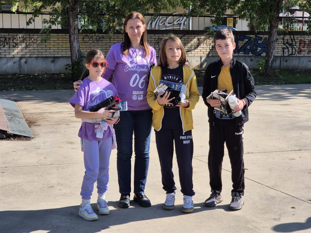 Deca u majicama Biciklijade sa osvojenim nagradama u parku Barutana